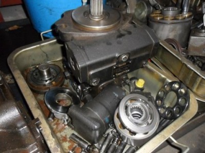 重型吊機(jī)柱塞泵維修